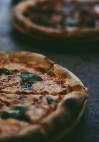 Vedugnsbakad pizza från Rävens Bistro